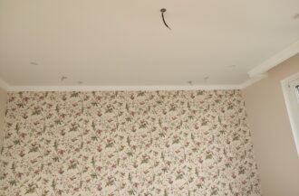 Матовые натяжные потолки в комнате